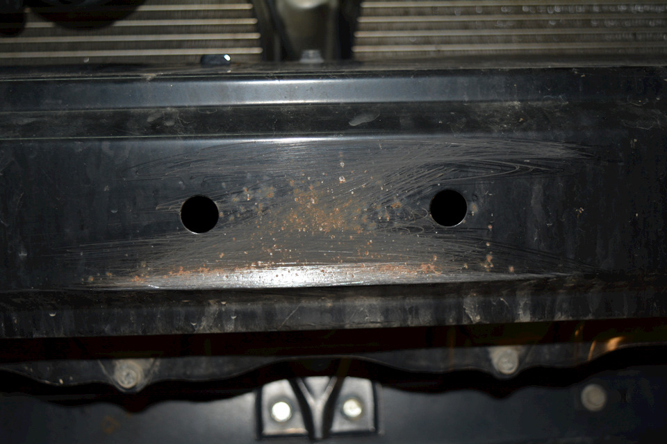 Потертость от пластика бампера, ржавчина-это понятно, а вот мелкие выбоинки по центру, словно из дробовика пальнули — загадка)Зачистил, покрасил из баллончика и залепил вибропластом STP 2мм. — Subaru Forester (SJ)