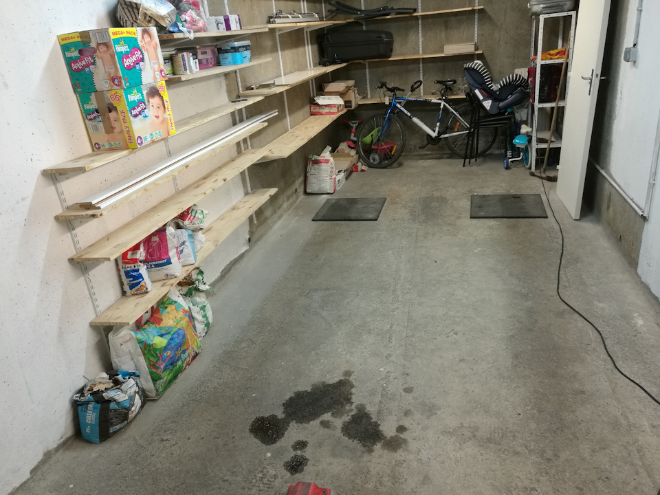 Заглянув под днище я увидел полностью промокшую шумку. Супер! — Audi A4 (B9)