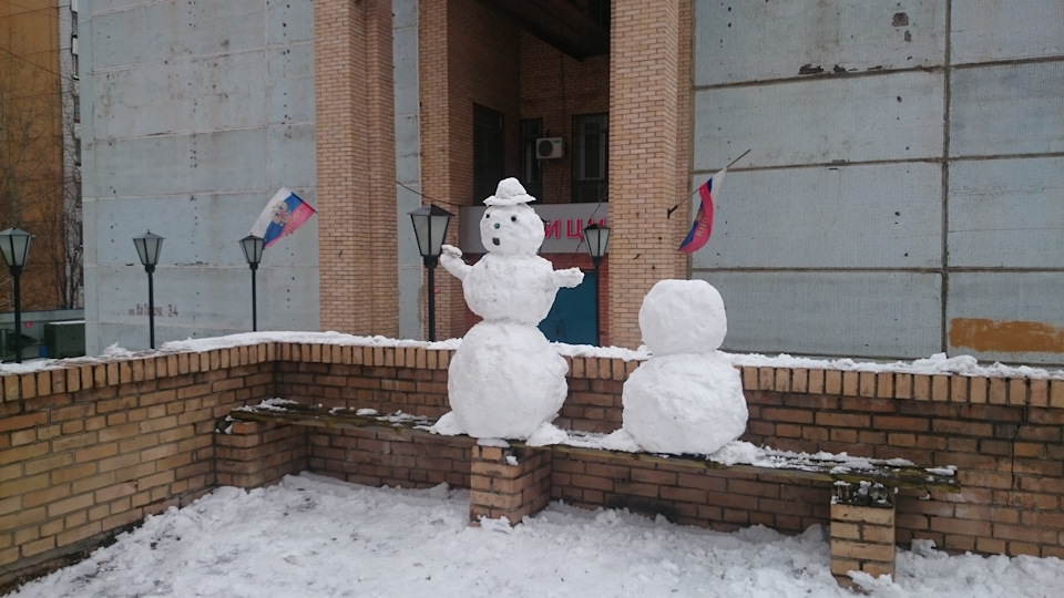 Руки вверх в окно снегопад