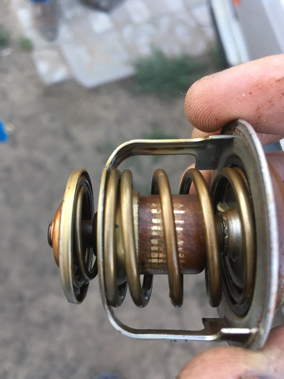 Термостат в закрытом положении. Размер термостата лансер 10 1. Заел клапан термостата. Открытый и закрытый термостат. Термостат заклинил в открытом положении.