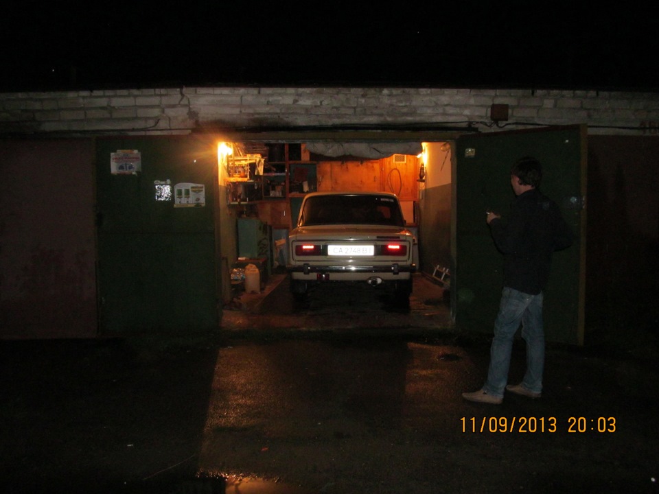 Фото гаражей ночью. Фон за гаражами ночью. Мрачный гараж. Фото гаражей ночью. Темные улицы россии.