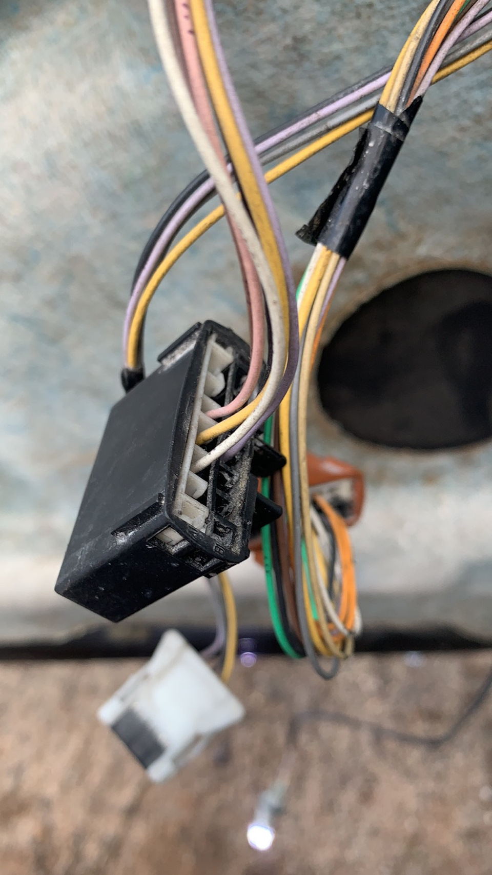 Потухло приборная панель, не работает печка, не горит одна фара и тд ...