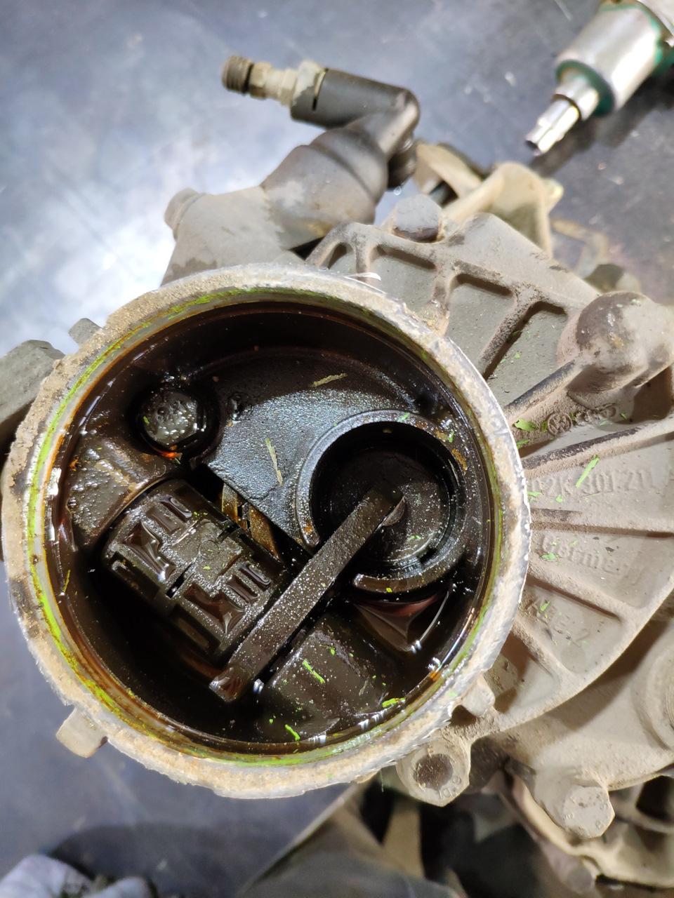 Вскрываем зелёную крышку, вынимаем выжимной подшипник, тягу передачи выжима, откручиваем болты крепления крышки, сидит на двух направляющих и герметосе — Volkswagen Golf Mk4