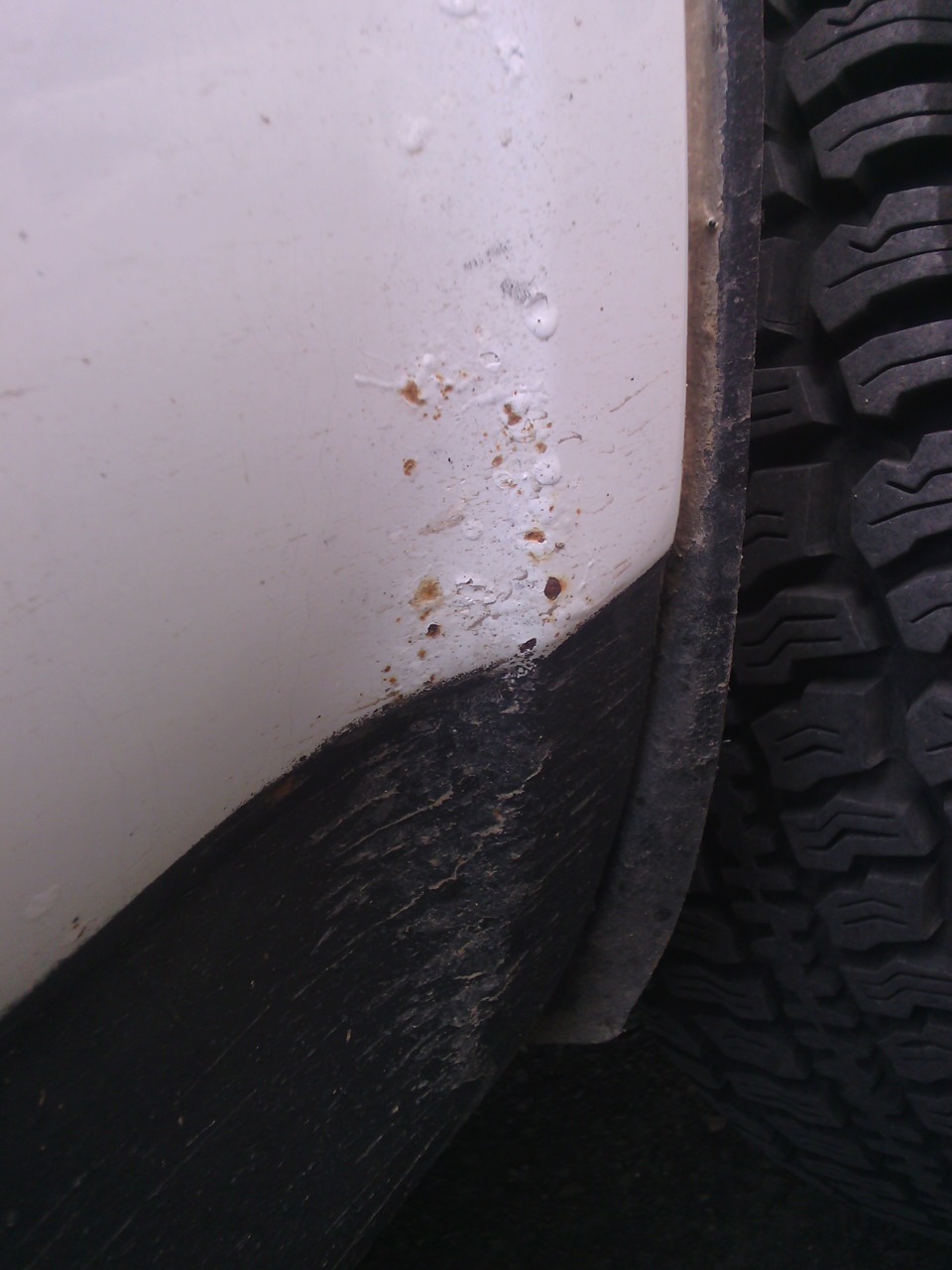 форд фокус 3 коррозия. ржавчина нива. ржавчина на крыле авто. скол на лобовом у стойки. скол ржавчина.