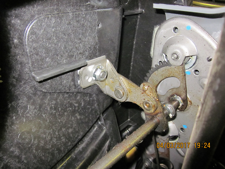 Переднее левое (по ходу движения) стоковое крепление подушки к каркасу. — Daewoo Gentra