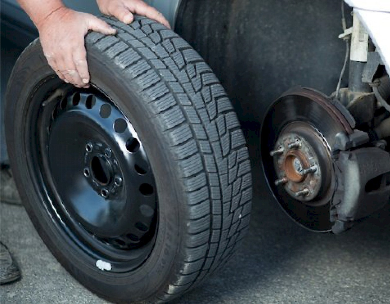 Эволюция колеса. Древние колеса. Моноцикл 1930. Переобуть резину. Колесо телеги старое.