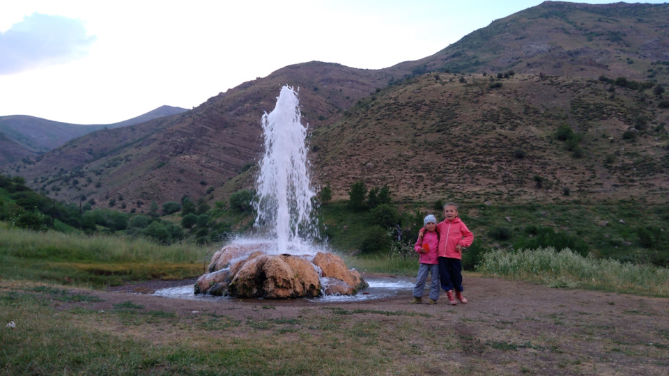 Минеральный гейзер у с. Орбатех — Mitsubishi Pajero Sport (2G)