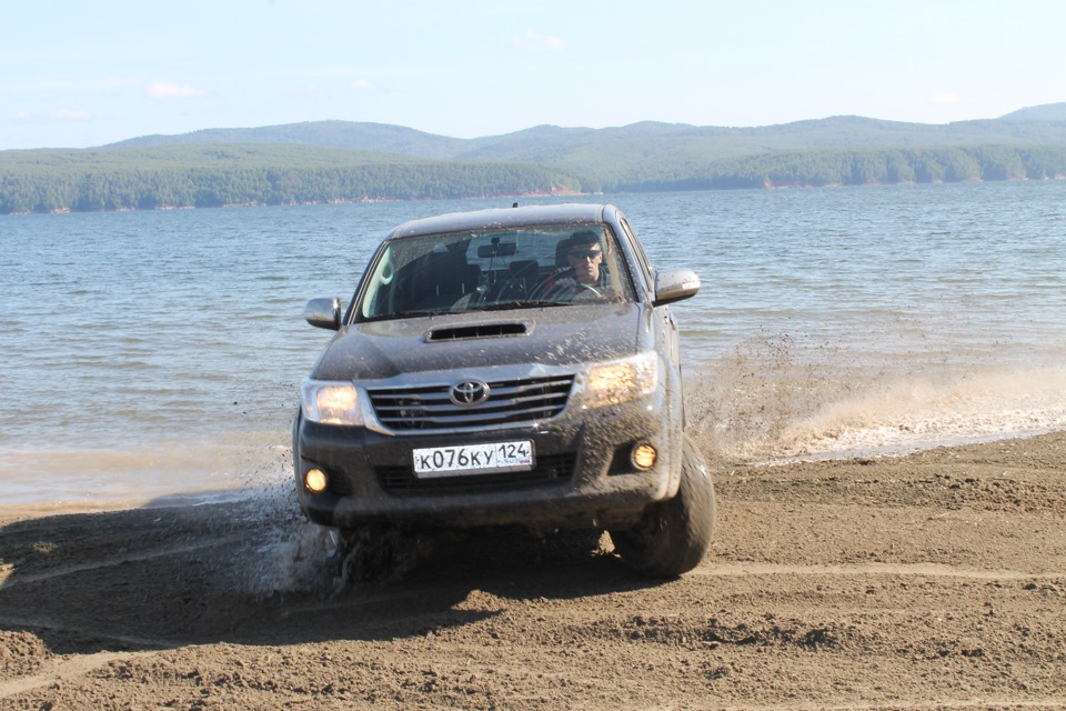 Используем пикап на пляже — Toyota Hilux (7G), 2,5 л, 2013 года ...