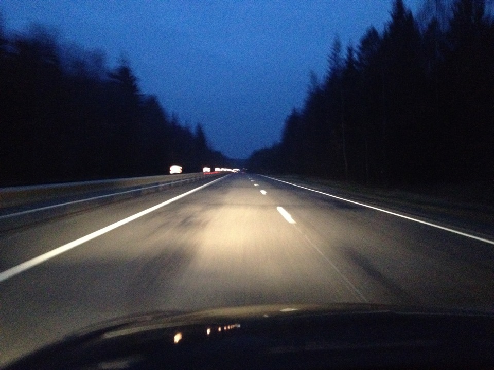 Вижу в дали свет ночной. Человек в луче света. Вижу в дали свет ночной. Фонарь в темноте. Звезды над домом.