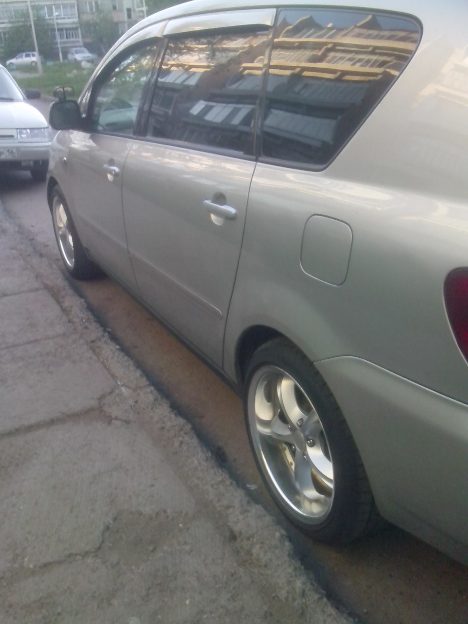 Поставил колесики — Toyota Ipsum (21), 2,4 л, 2001 года | колёсные ...