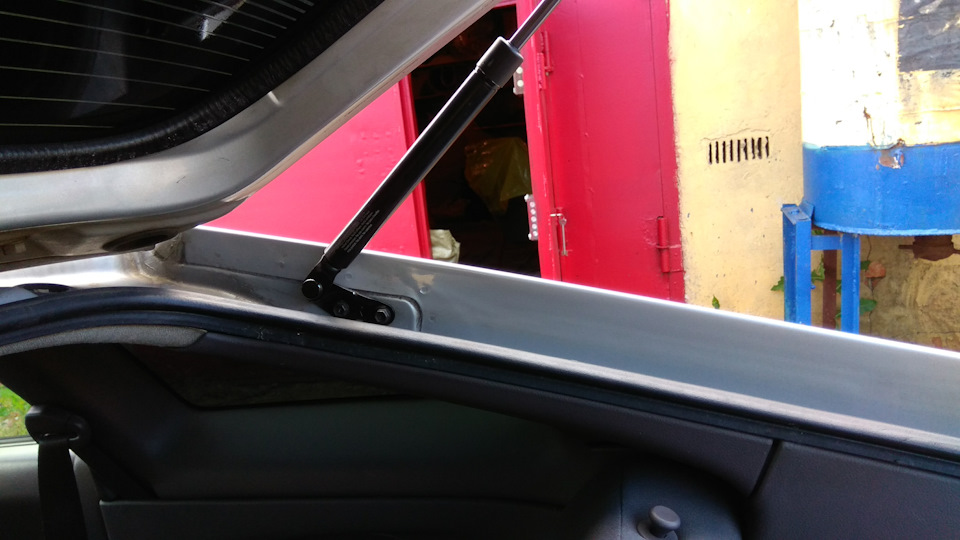 Крышка багажника держится и двери тоже — Toyota Celica (230), 1,8 л ...