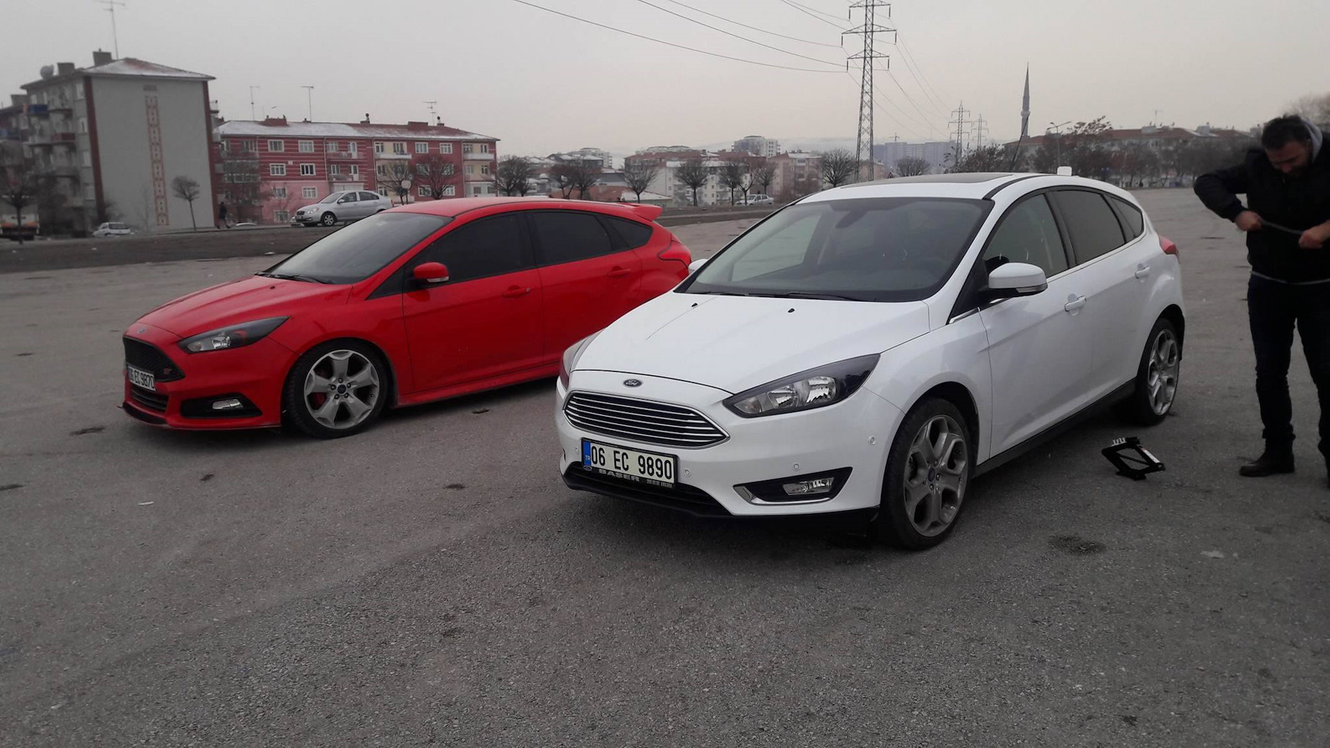 Ford Focus 3 белый хэтчбек на r18