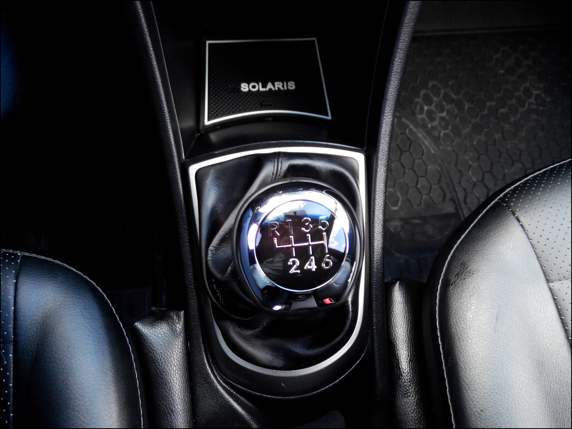 Рычаг коробки передач hyundai solaris. Hyundai solaris механика 6 передач. Крепление автомата солярис 1. Снять кпп солярис. Снять кпп солярис.