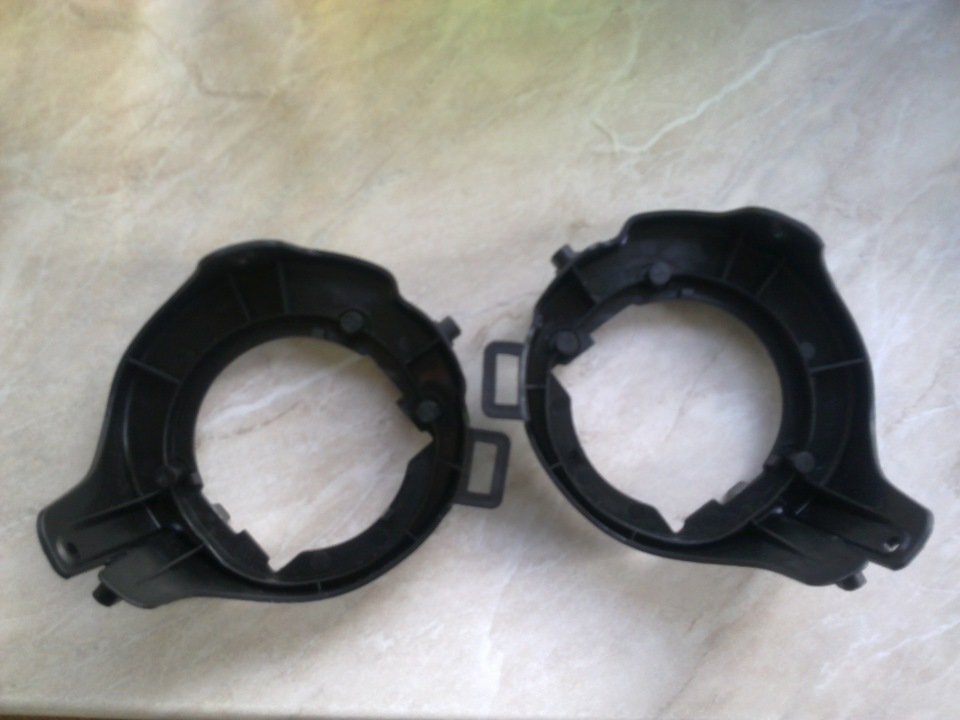 Комплект противотуманных фар пежо партнер. Крепление противотуманных фар кайрон 2. Кронштейн птф форд транзит 2017. Рамка крепления противотуманной фары nissan leaf ze1. Кронштейн противотуманной фары asx.