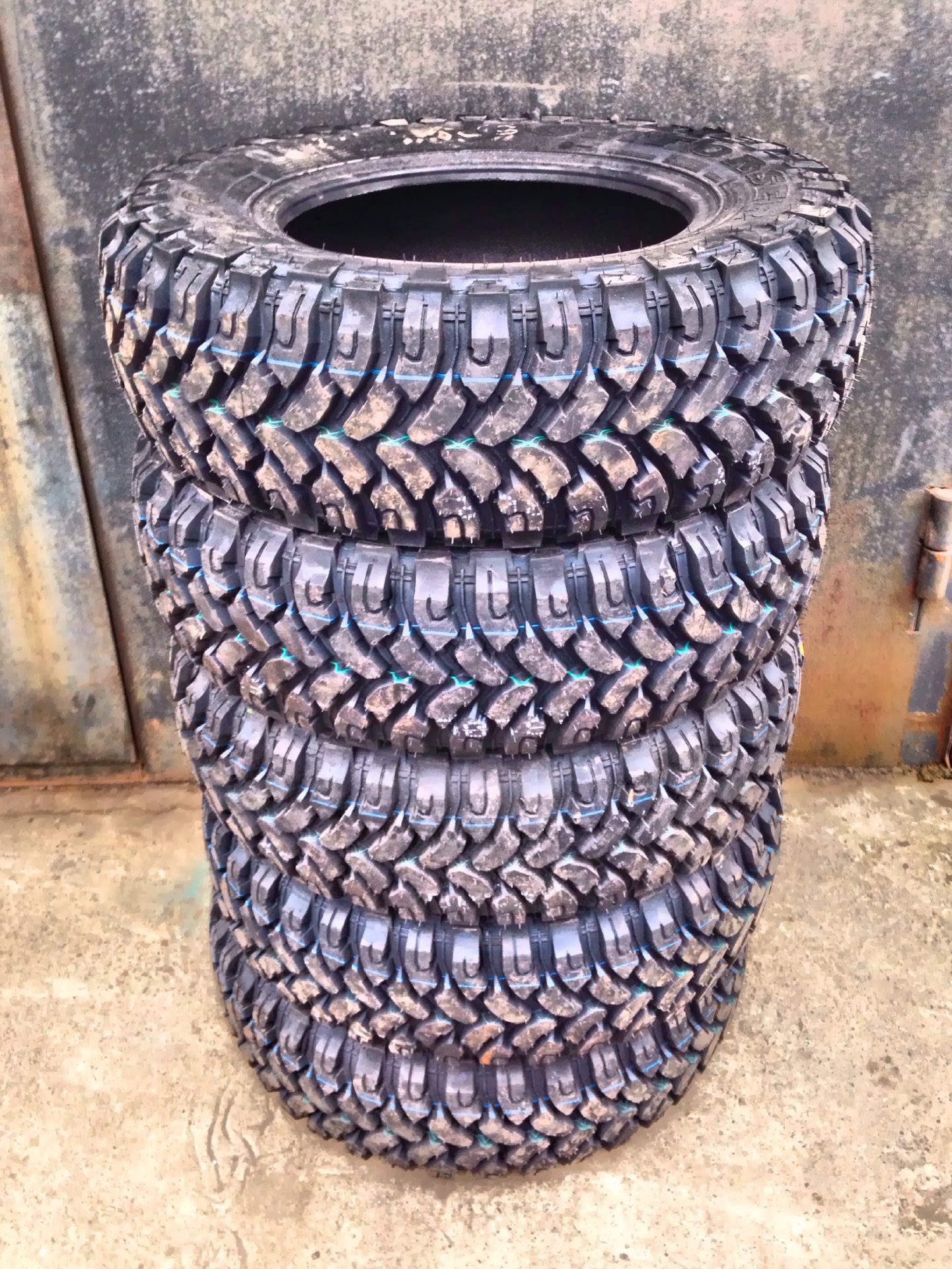 Резину грязевую 15 радиус. Comforser cf3000 215/75 r15. 215 75 R15mt. 175 80 R15 внедорожные МТ. Comforser cf3000 235/75 r15.