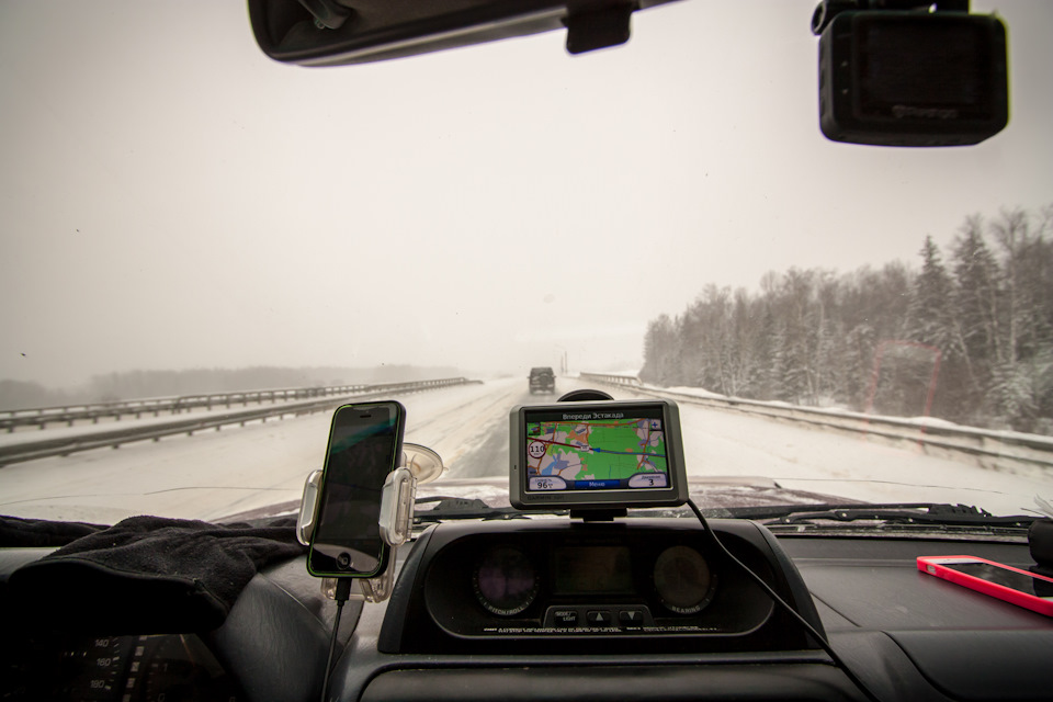 Первые километры пути. Дороги засыпаны снегом и чистить их пока никто не собирается, видимо ожидая окончания снегопада, а может и сразу весны. Видимость сильно ограниченна, периодически на широком разделительном газоне встречаются аварийные машины, в разных пространственных положениях, чьи водители переоценили свои силы и недооценили коварство природы. — Toyota Land Cruiser Prado 90-series