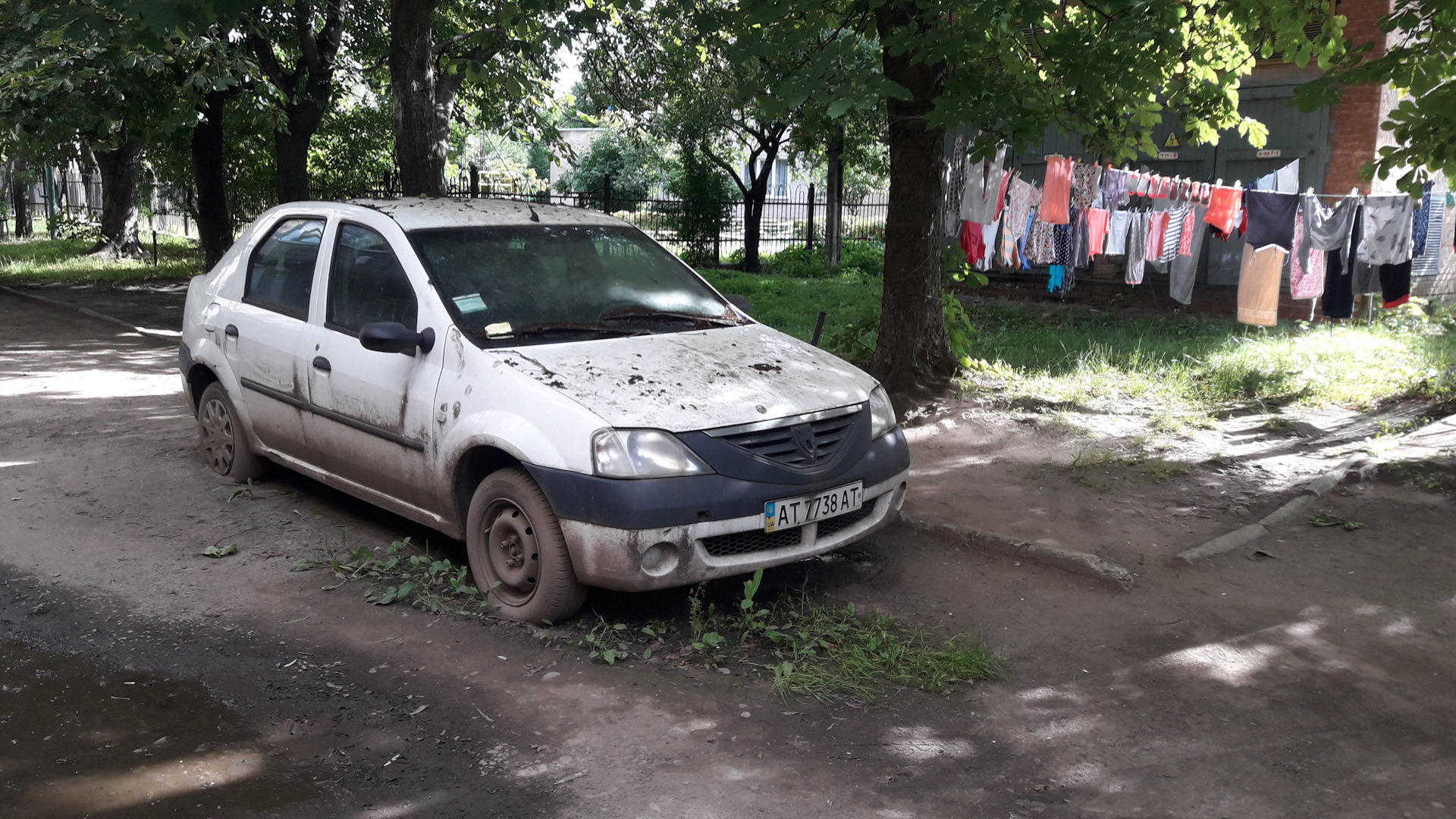 Рено логан плохой. Брошенный Рено Логан. Renault Logan 2011 Ржавый. Рено Логан грязный.