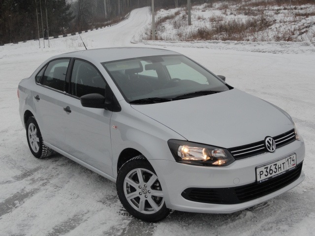 Белый седан Volkswagen Polo зима