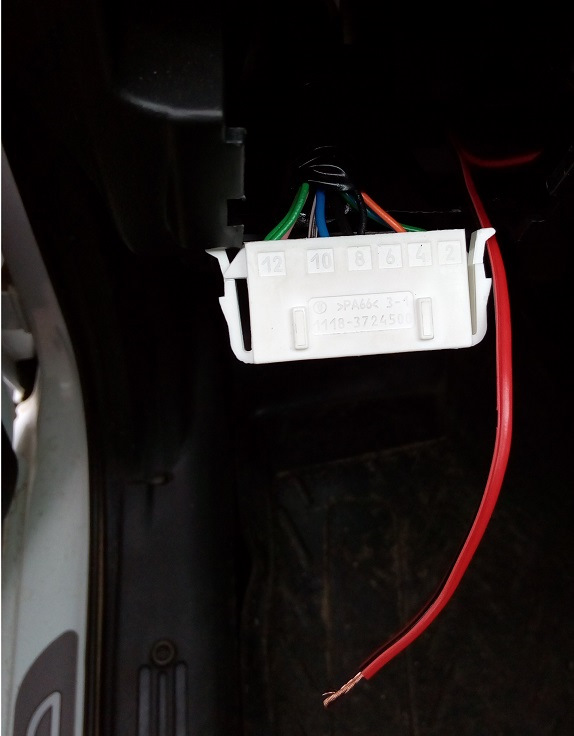 Питание при включении зажигания взял с колодки МУС, 10 контакт. Но, вытащить клему не смог, и пока просто провод обмотал вокруг верхней части клемы. Это очень ненадёжно, хоть и прикрутил провод изолентой плотно к пучку проводов. Народ, подскажите, как вытащить клему из колодки? — Lada Kalina Cross