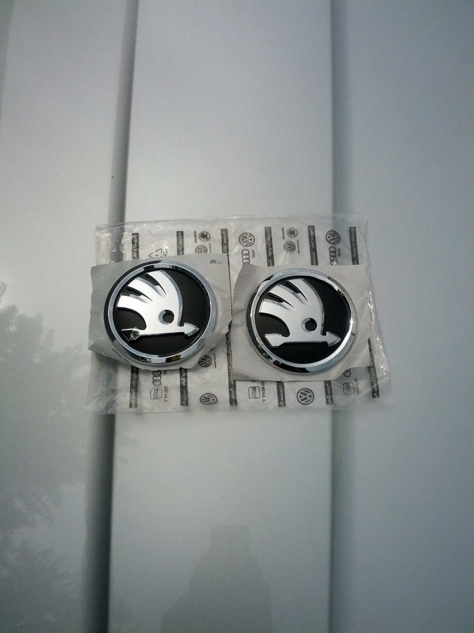 замена логотипа skoda на капоте