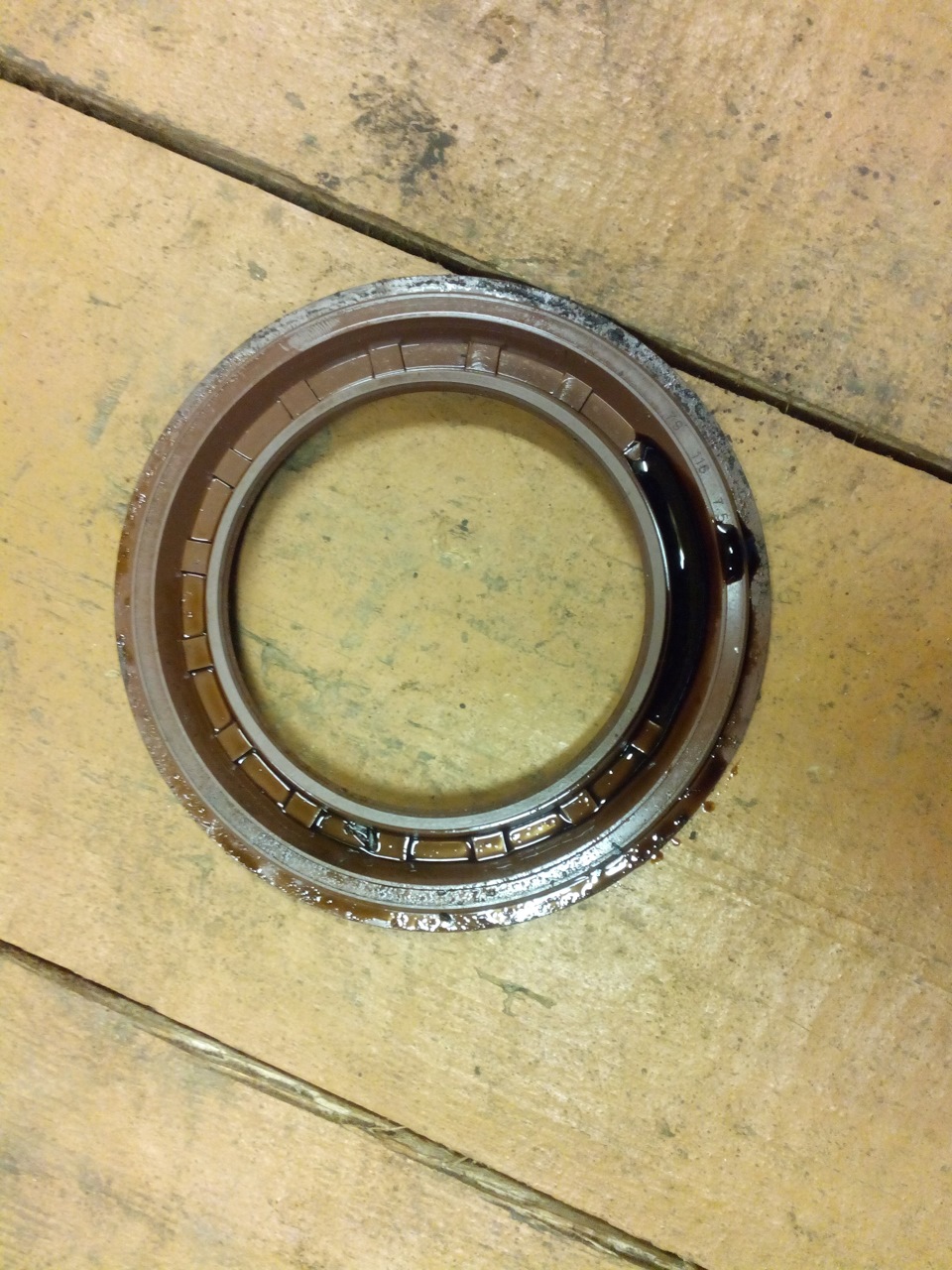 Сальник коленвала задний ровер 75 2. Сальник land rover 1316639. Сальник land rover tzb500010. Сальники приводов ровер. Toc100000 сальник аналог.