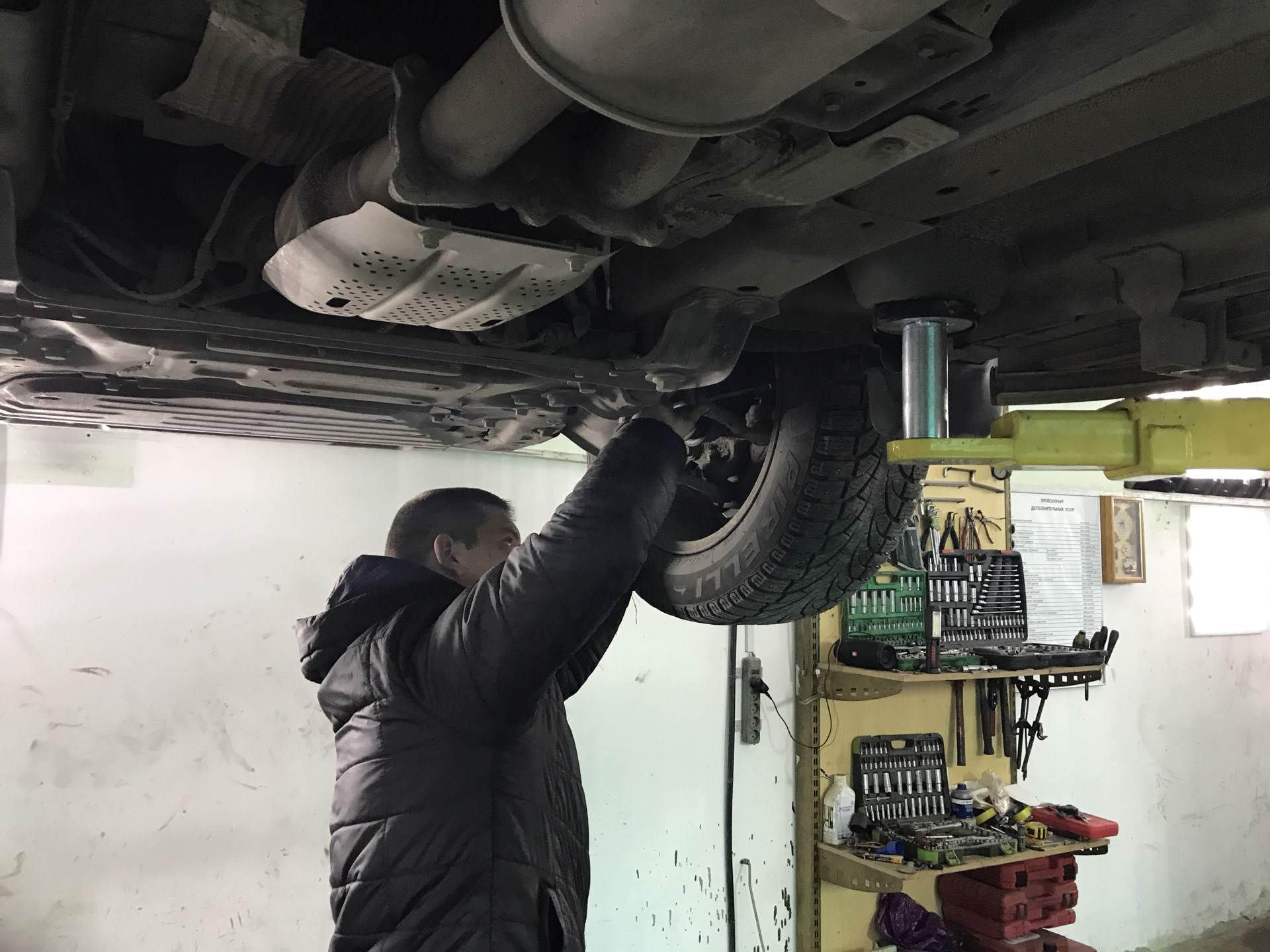 Замена рулевых наконечников — Land Rover Freelander 2 (L359), 3,2 л ...