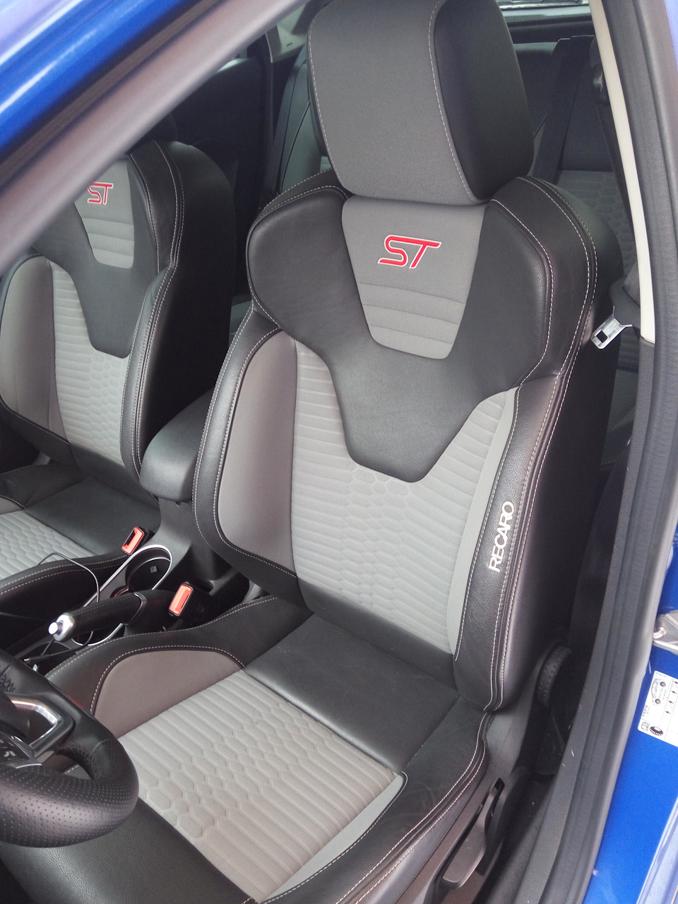 Установлен оригинальны комплект сидений Recaro ford fiesta mk 7 st — Ford  Fiesta (Mk VI), 1 л, 2013 года | тюнинг | DRIVE2