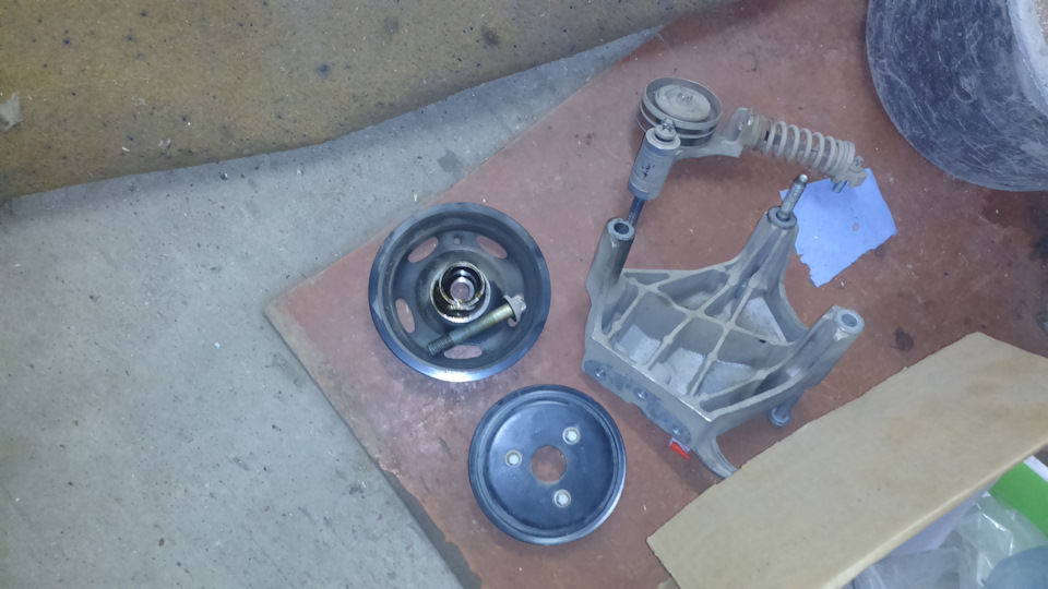 Опора двигателя снята, шкив помпы и к/вала тоже, натяжитель приводного ремня. Тут все просто. — Opel Astra J