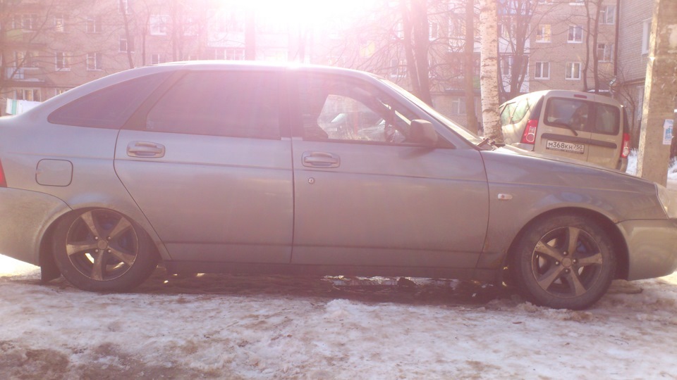 Просела приора. Просела задняя пружина на приоре хэтчбек. Просела приора. Просел зад приора причина. Пружины 2111 задние на приору седан.