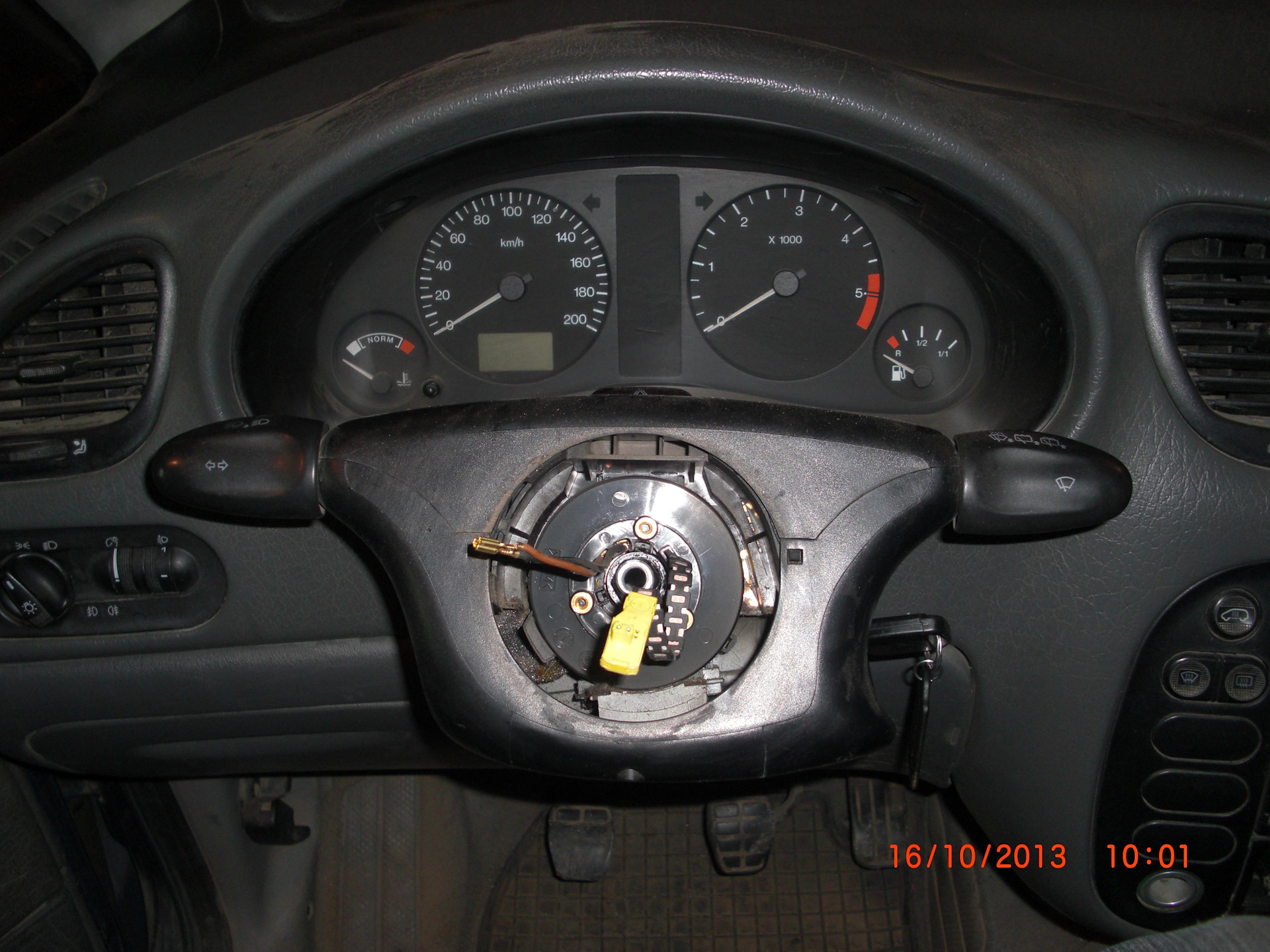 снять руль шаран. кнопка сигнала шаран. снятие руля sharan. снятие руля фольксваген шаран 2002. снять руль шаран.