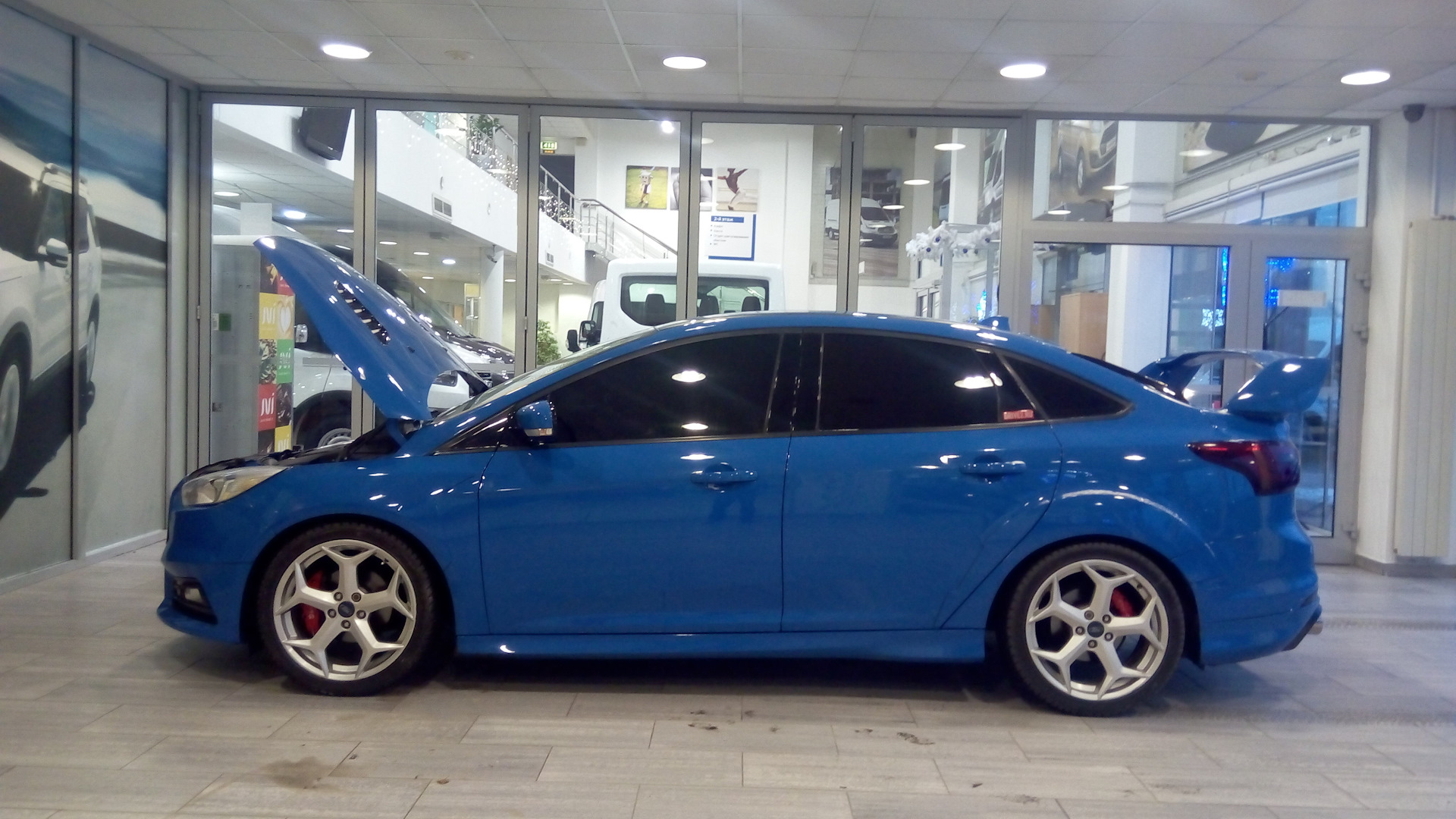 Синий Ford Focus 2 седан в пленке