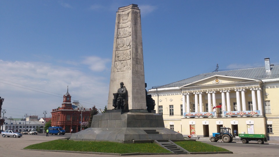 В каком городе находится памятник старины. Монумент в честь 850-летия города Владимира. Памятник 850 лет Владимиру. Памятник в честь 850 летия основания Владимира. Памятник на Соборной площади во Владимире.