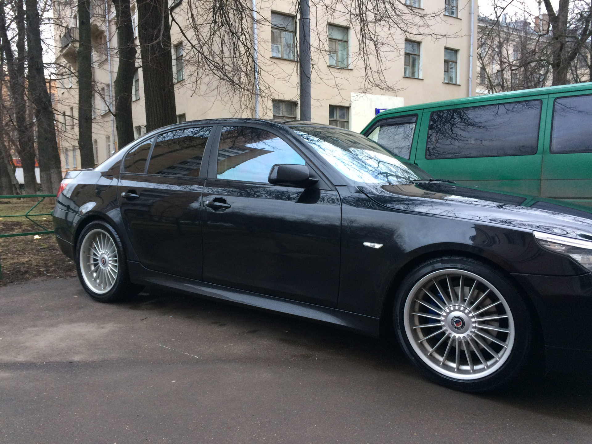 Черная e60 золотые диски