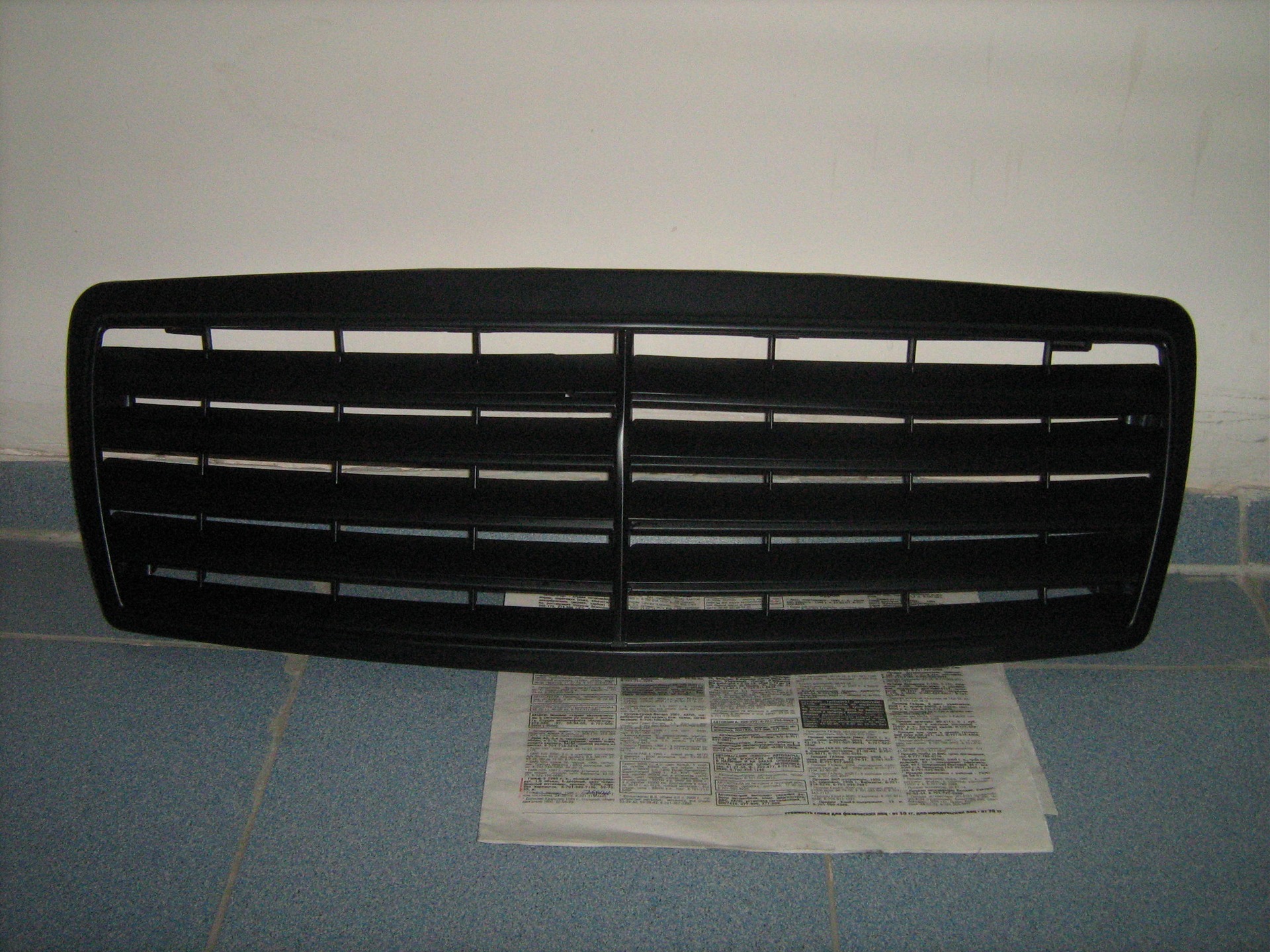 Как покрасить решетку. Крепеж тяжелых оконных решеток. Fx 35 снятие решетки радиатора. Форд фокус 2 покраска решетки радиатора. Кованые элементы решетки.