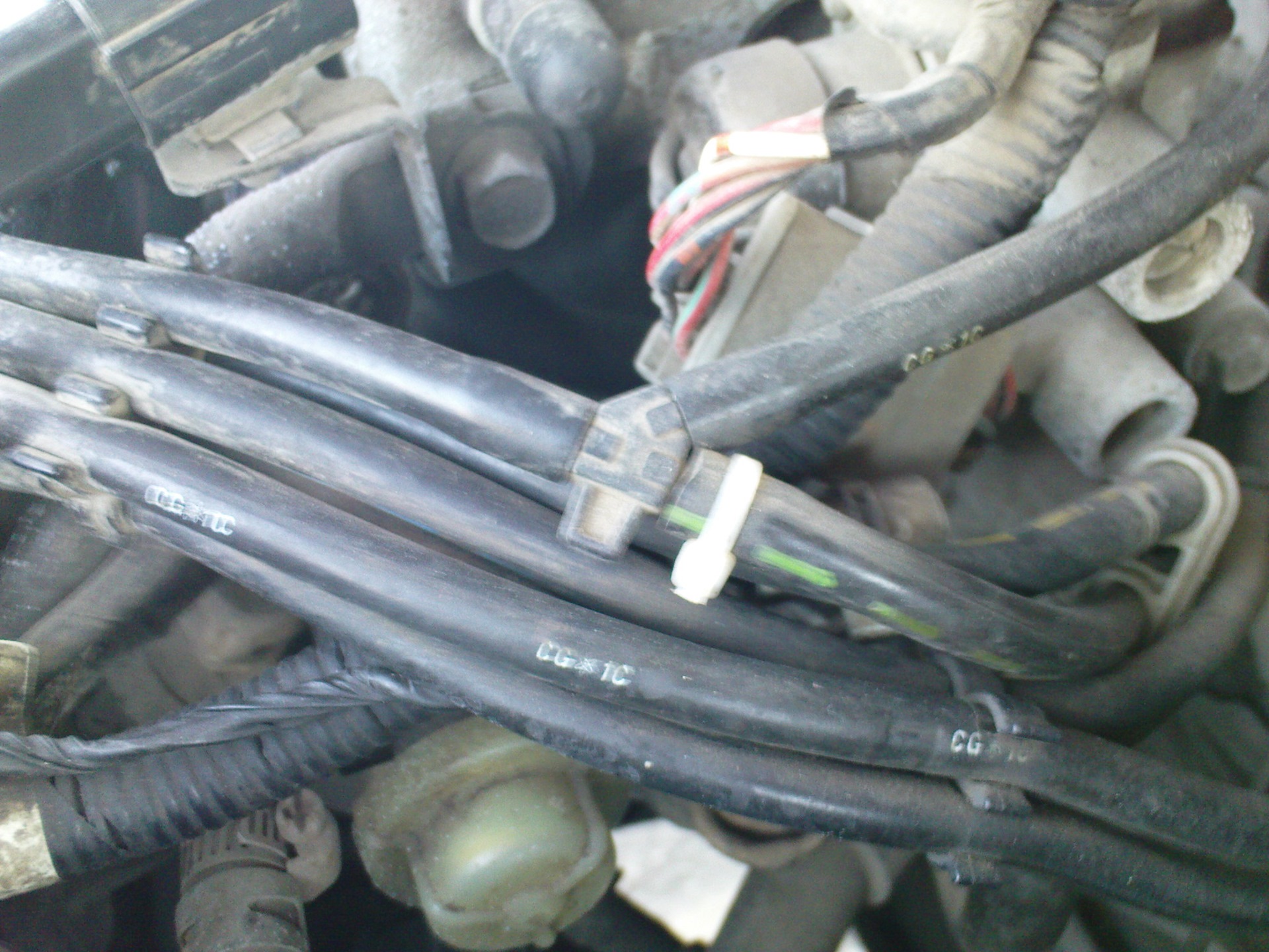 Топливная трубка х рей 1,8. Мазда фамали под капот. Нива 21214 под капотом топливный шланг. Трубки под капотом. Шланги под капот.