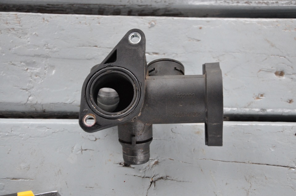 Фланец а4 б5. Фланец охлаждения ауди а4 б5 1. Тройник охлаждения 2. Ауди а4 б5 тройник системы охлаждения. 0 tfsi.