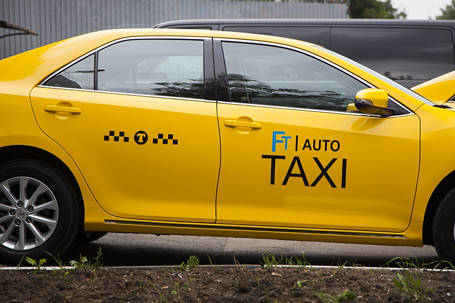 Желтая такси телефон. Камри такси. Такси в горах. Такси магистральный.