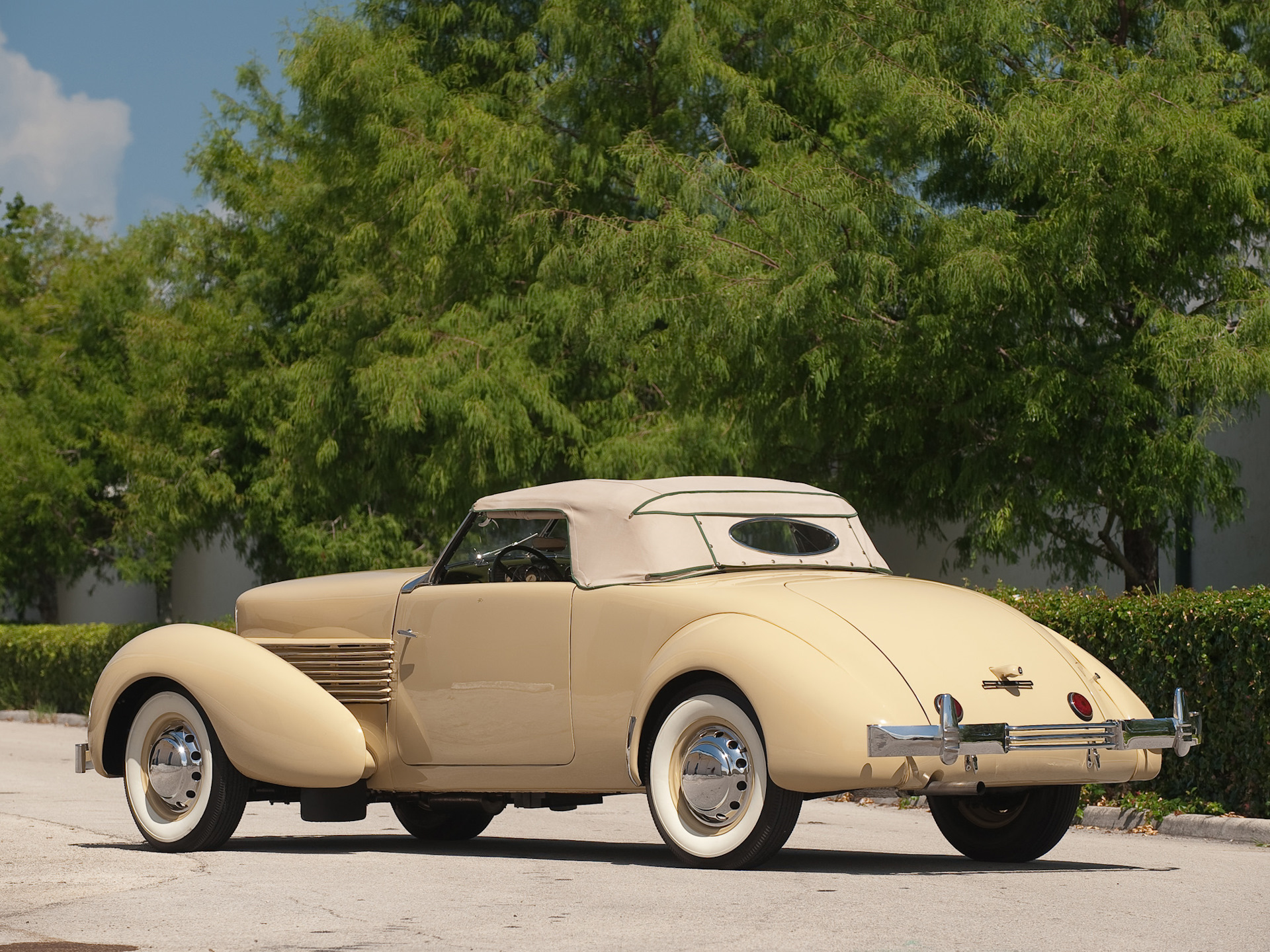 Корда автомобиль. Cord 812 Coupe 1937. «Корд-810» 1937. Cord 810/812. Cord 812 Convertible Phaeton 1937
