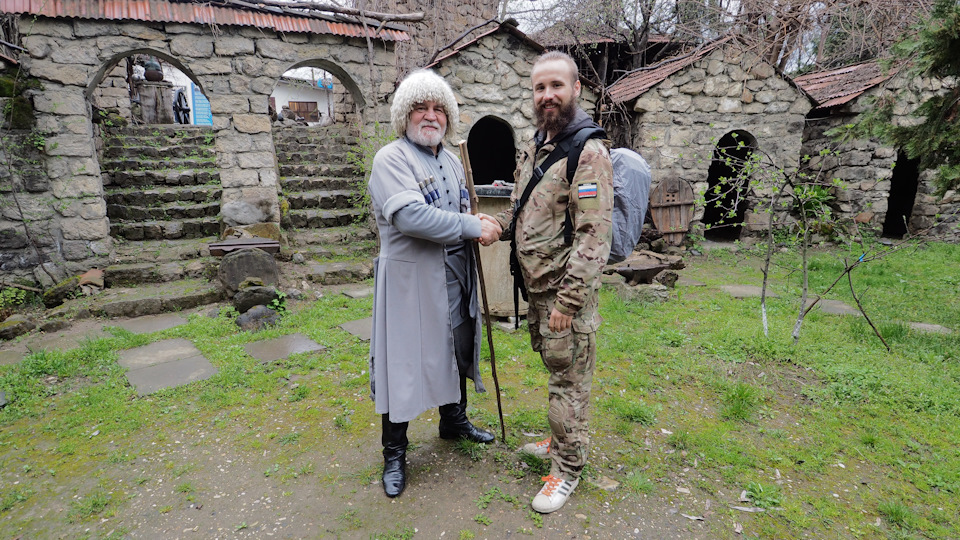Фото в стиле: Встреча лидеров двух стран) А по факту — встреча человека, создавшего своими руками весьма интересный дом-музей и человека, ничего путёвого пока не создавшего, но активно перенимающего опыт и уже имеющего некие идеи) — ГАЗ Соболь