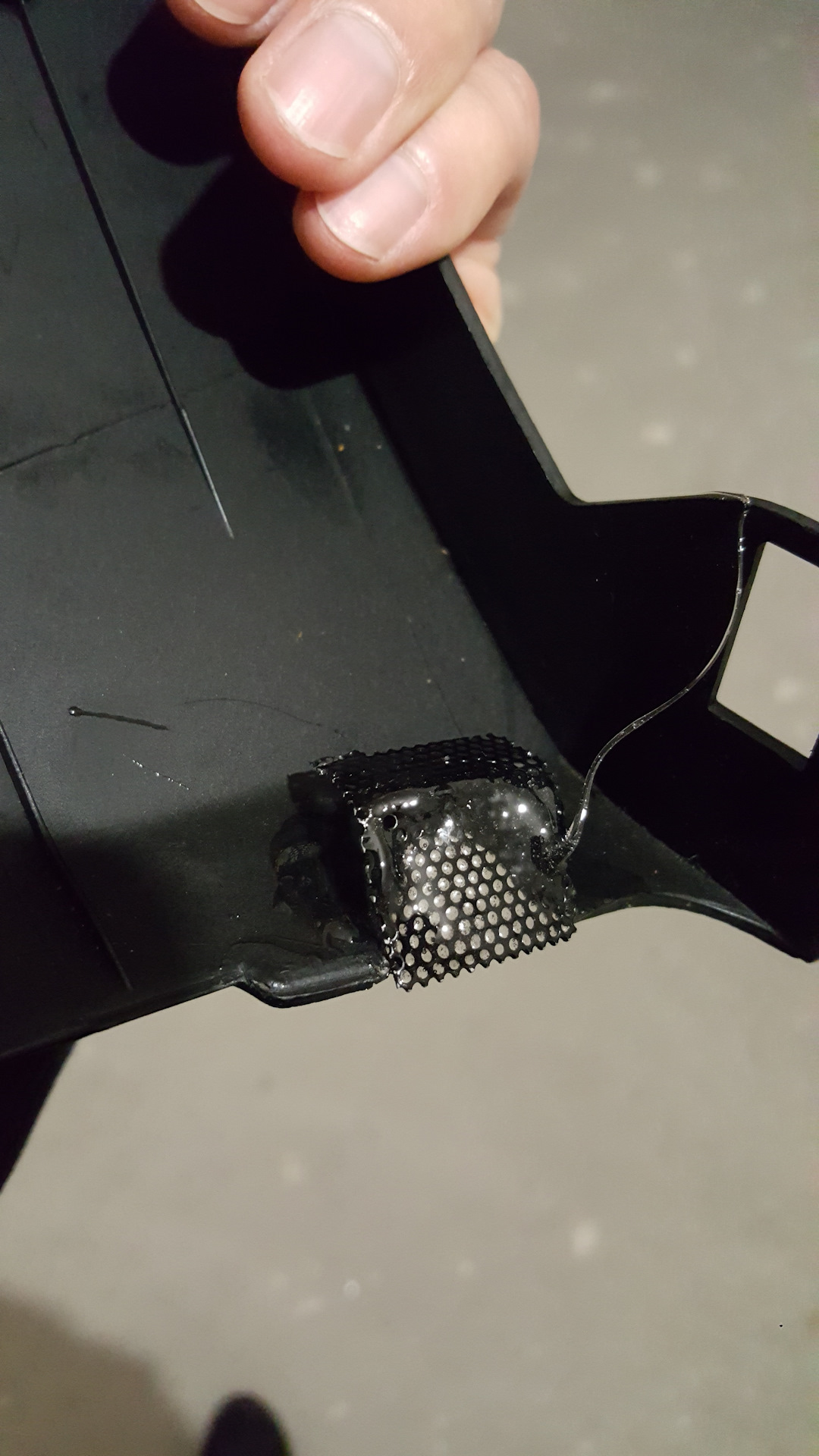 Крепеж ноутбука петли. Пластиковая защёлкасломалась. Как восстановить крепление пластика на скутере. Клей для крепления фары. Как восстановить крепление.