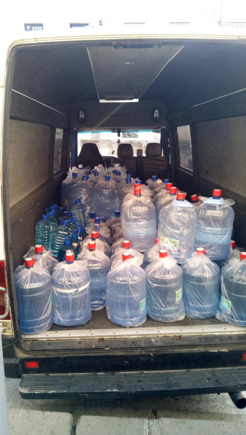 вода привезти на дачу. вода привезти на дачу. бочка для сбора дождевой воды. питьевая вода в бутылях. машины для перевозки бутилированной воды.