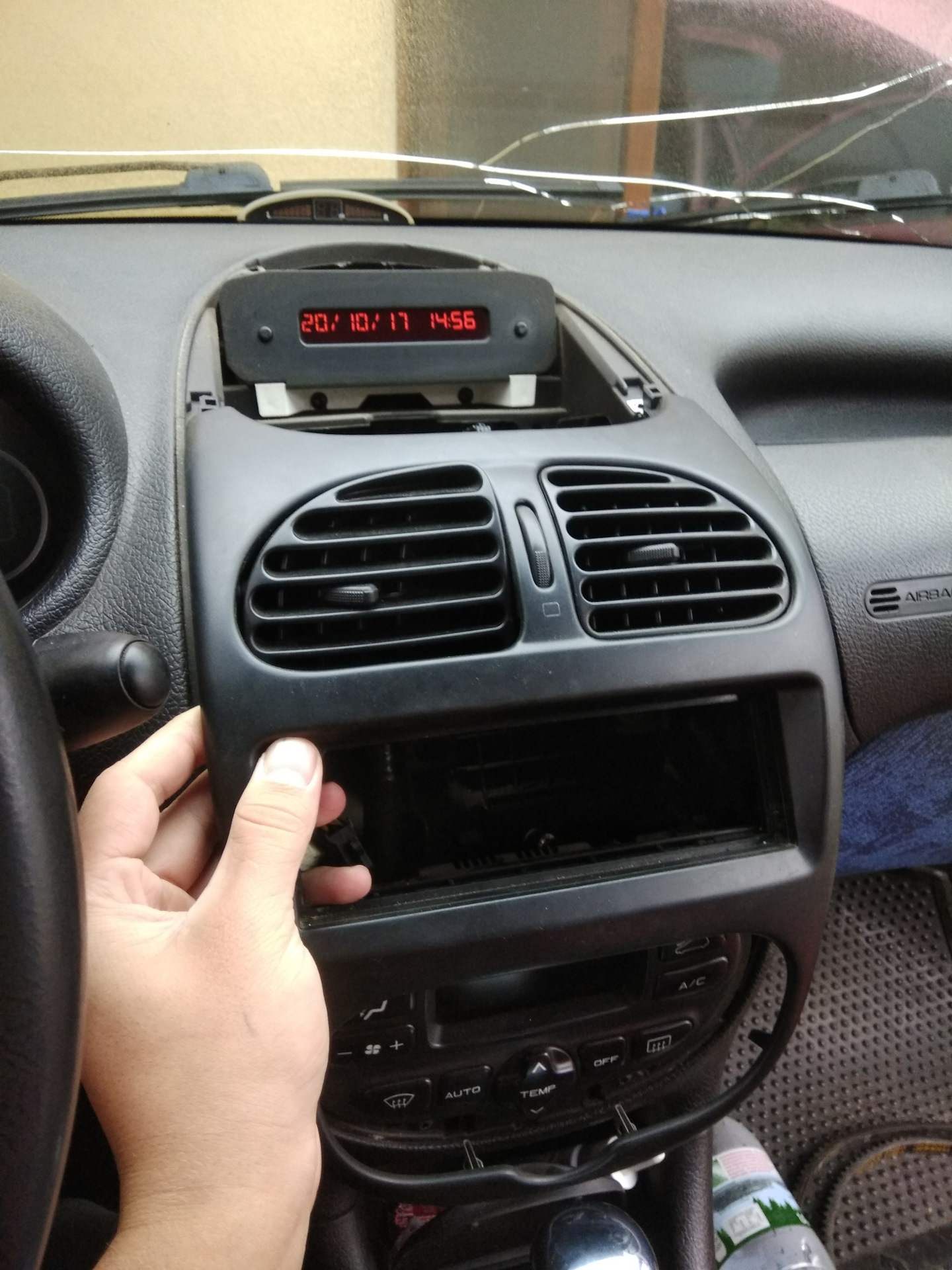 Как снять панель пежо 206 Поменял лампочку подсветки климата-контроля - Peugeot 206, 1,6 л, 2005 года свои