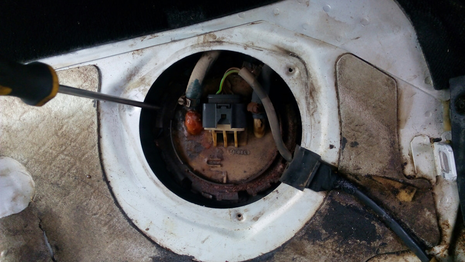 День радио фильм пол бака. Пол бака. Пол бака. Половина половины бака. Фото пол бака бензина.