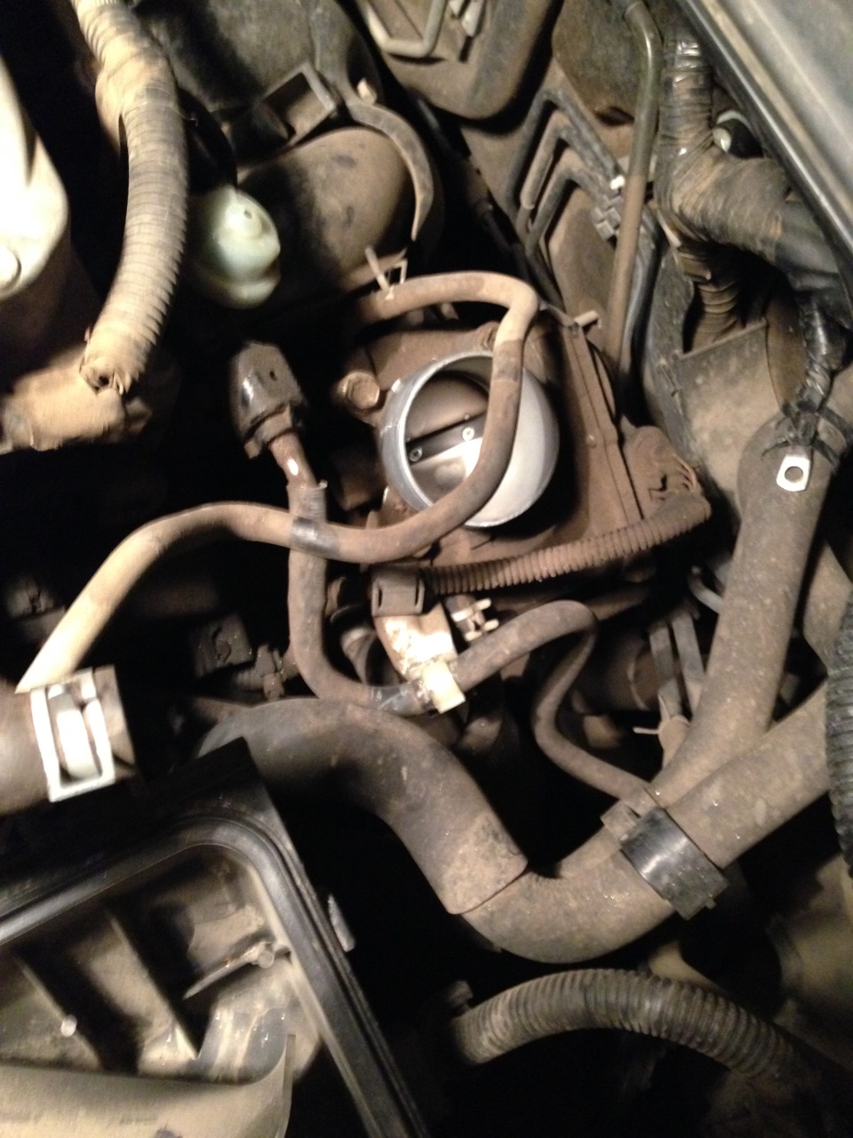 Чистка дросельной заслонки и Чистка клапана картерных газов — Toyota ...