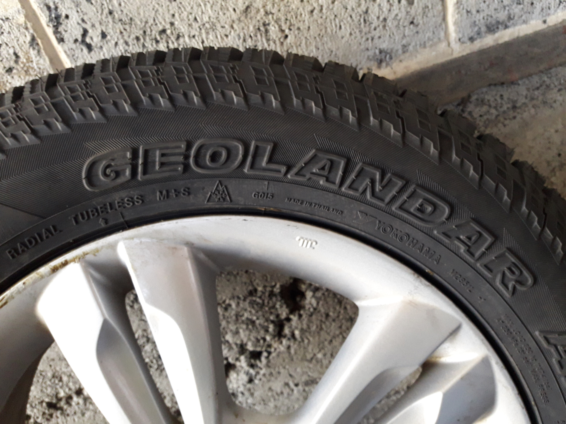 Новенькая резина Yokohama Geolander G015 — Hyundai ix35, 2 л, 2011 года ...