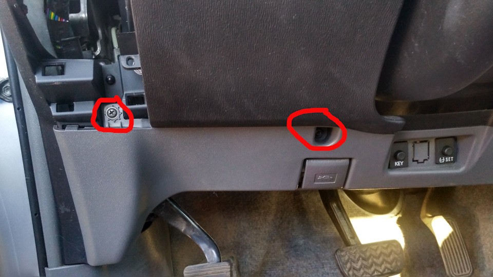 откручиваем два винта — Toyota Prius (20)