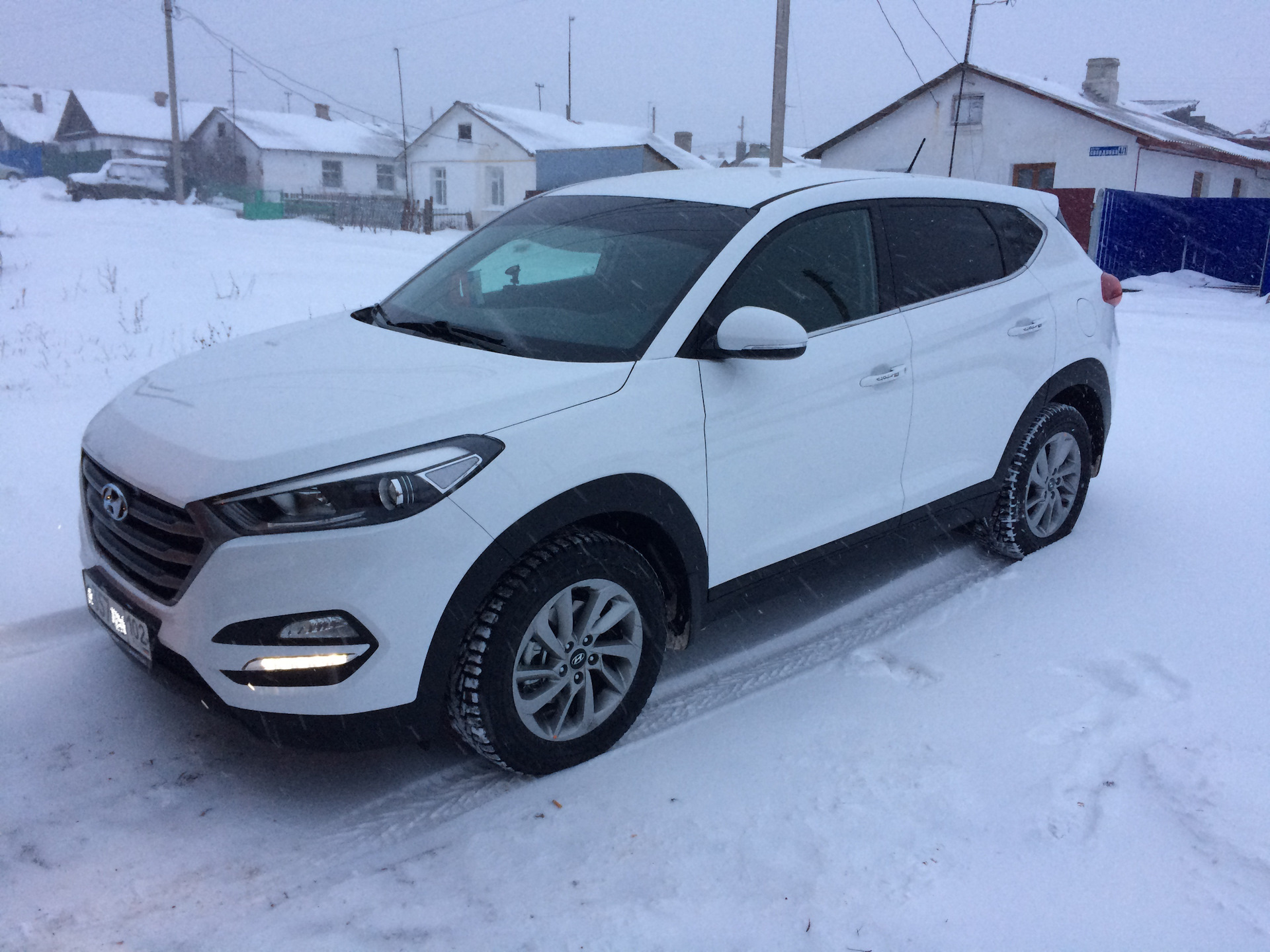 Hyundai Tucson белый с антенной