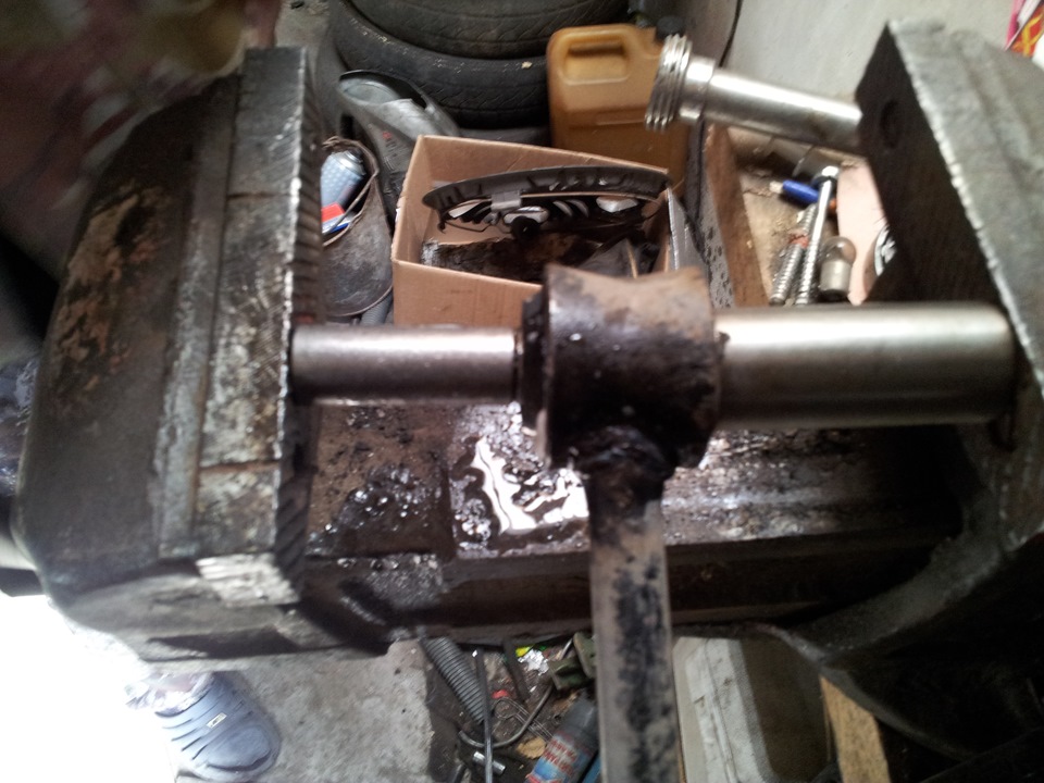 Замена резинок реактивных тяг. — Lada 2106, 1,6 л, 1990 года | другое ...