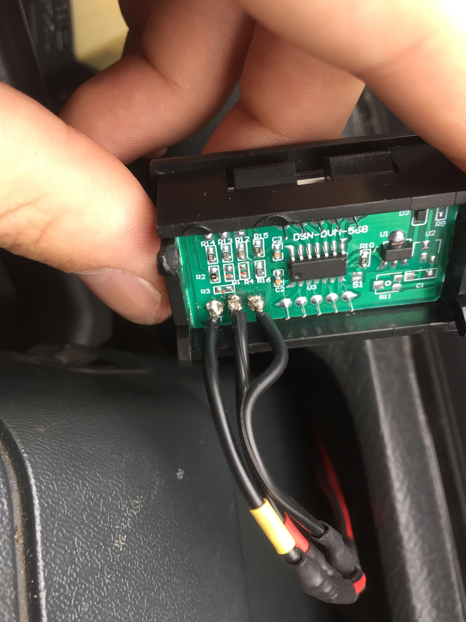 Куда поставить вольтметр на ваз 2110