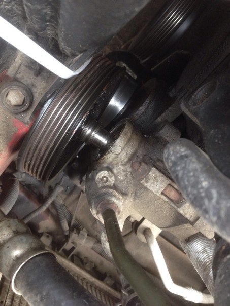 Резиновый скрип при повороте руля. Скрип рулевой колонки е90. Жидкость для промывки гур. Скрип руля lc200. Скрип рулевого вала jeep grand.